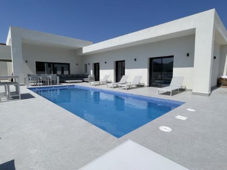Villa for Sale in Pinoso, Alicante 1