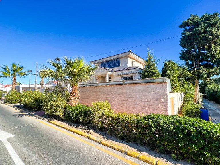 Villa for Sale in La Mata, Alicante 9