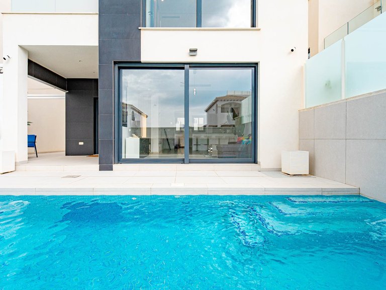 Villa for Sale in Punta Prima, Alicante 25