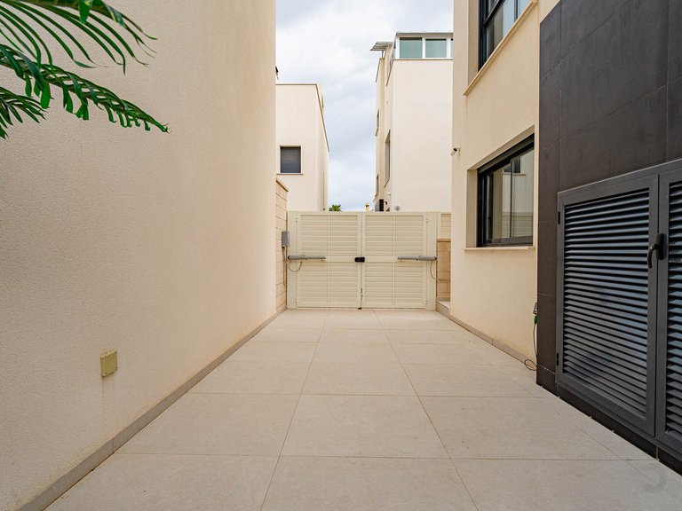 Villa for Sale in Punta Prima, Alicante 23