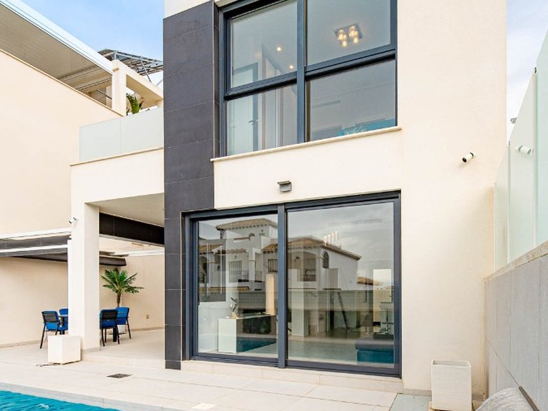 Villa for Sale in Punta Prima, Alicante 21
