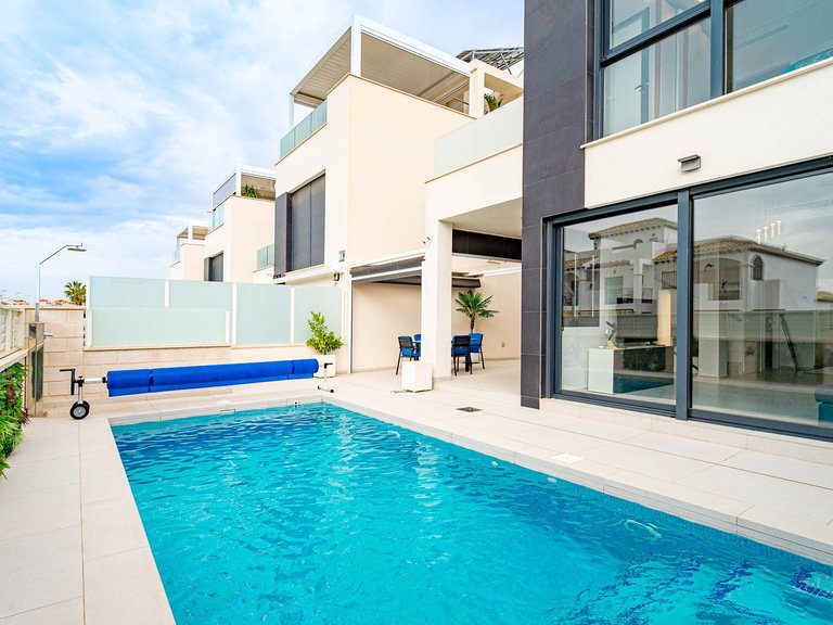 Villa for Sale in Punta Prima, Alicante 20