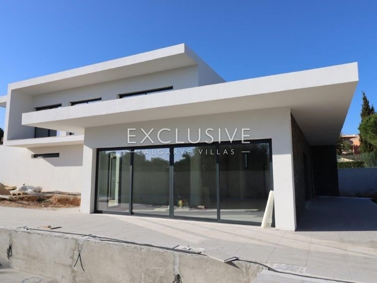 Villa for Sale in Carvoeiro, Algarve 3