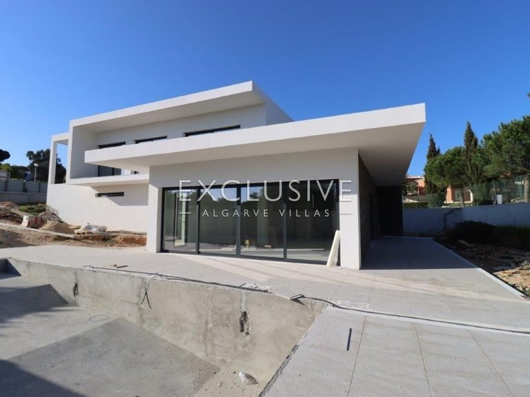 Villa for Sale in Carvoeiro, Algarve 1