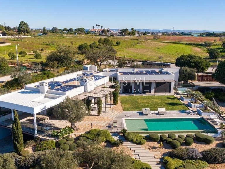 Villa for Sale in Porches, Algarve 1