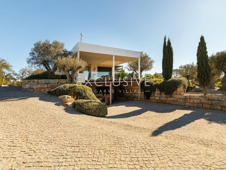 Villa for Sale in Porches, Algarve 5
