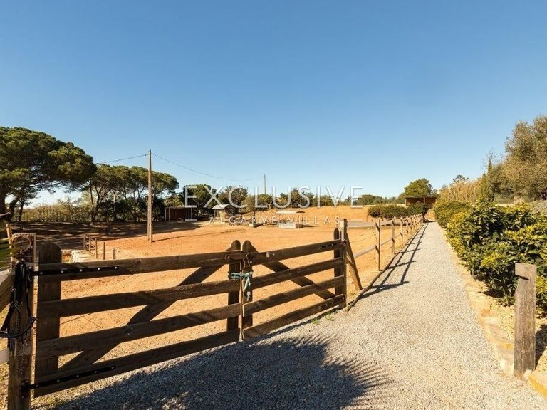 Villa for Sale in Porches, Algarve 36