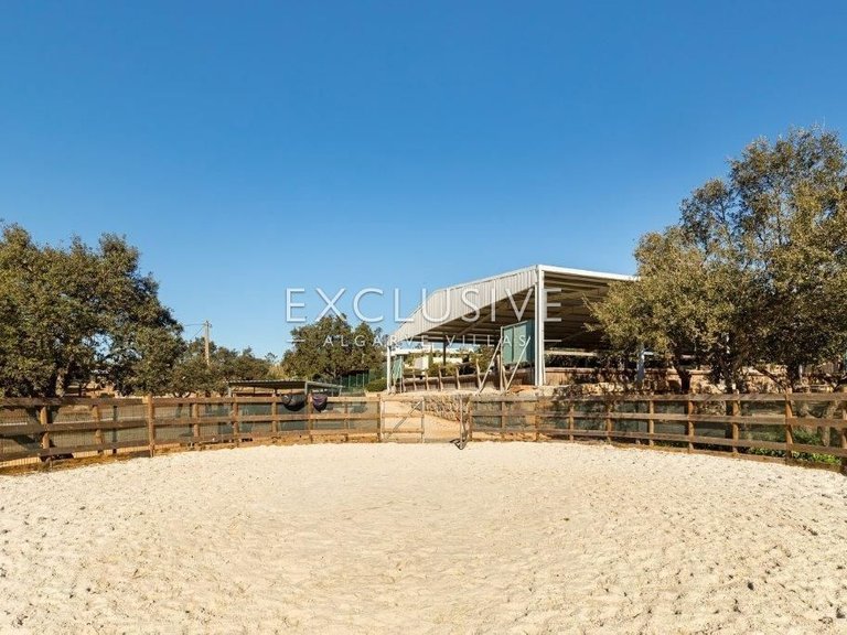 Villa for Sale in Porches, Algarve 37