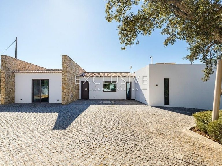Villa for Sale in Porches, Algarve 1