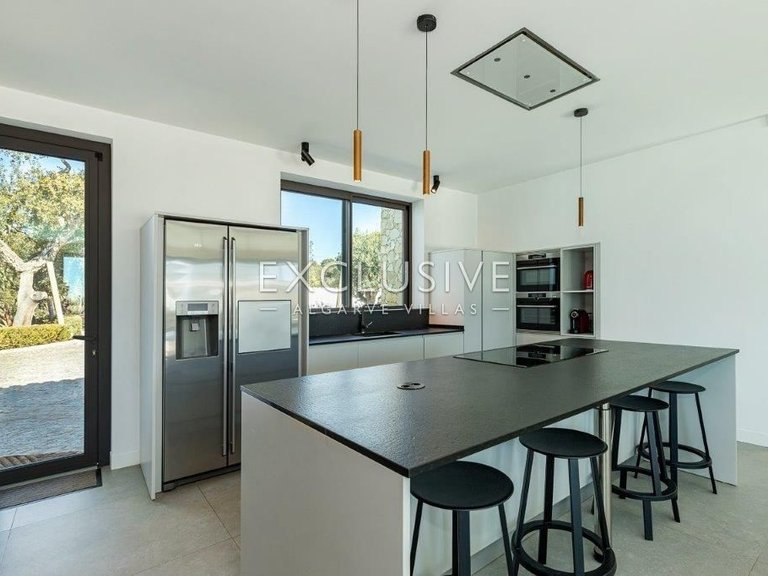 Villa for Sale in Porches, Algarve 10