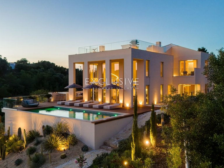 Villa for Sale in Carvoeiro, Algarve 4