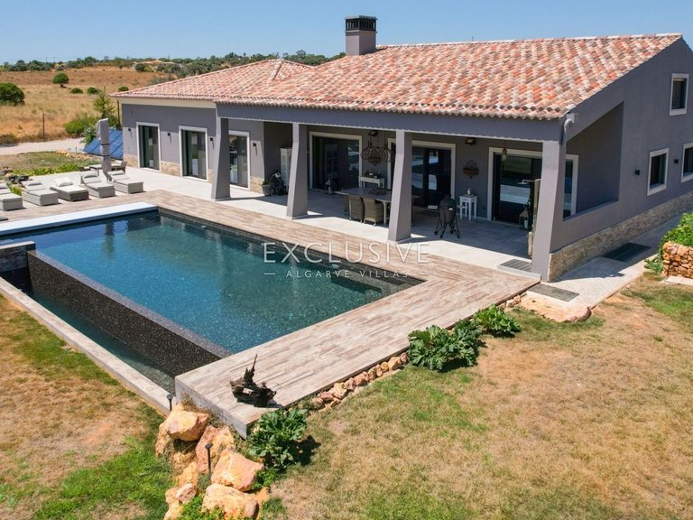 Villa for Sale in Carvoeiro, Algarve 1