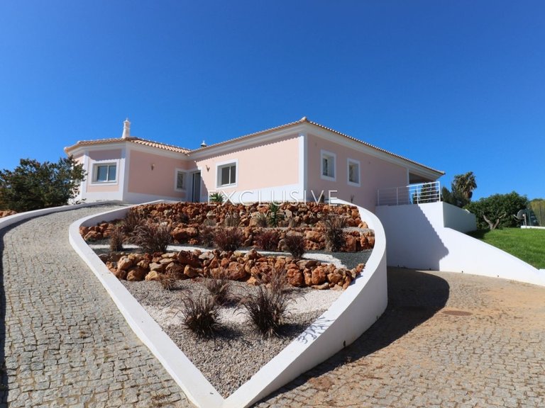 Villa for Sale in Meia Praia, Algarve 30