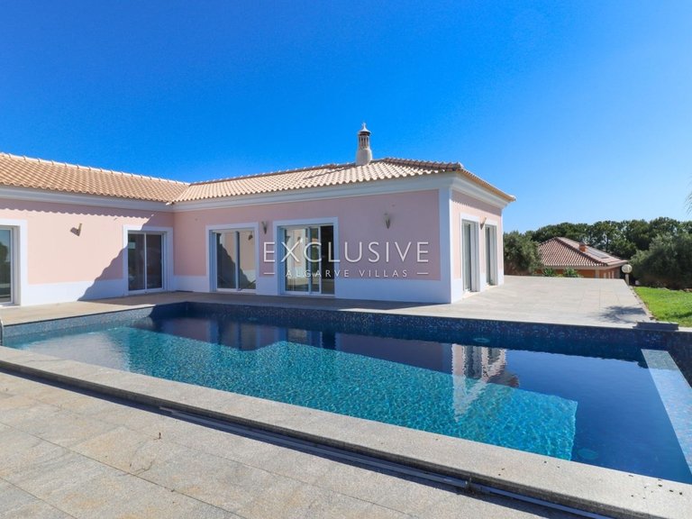 Villa for Sale in Meia Praia, Algarve 16