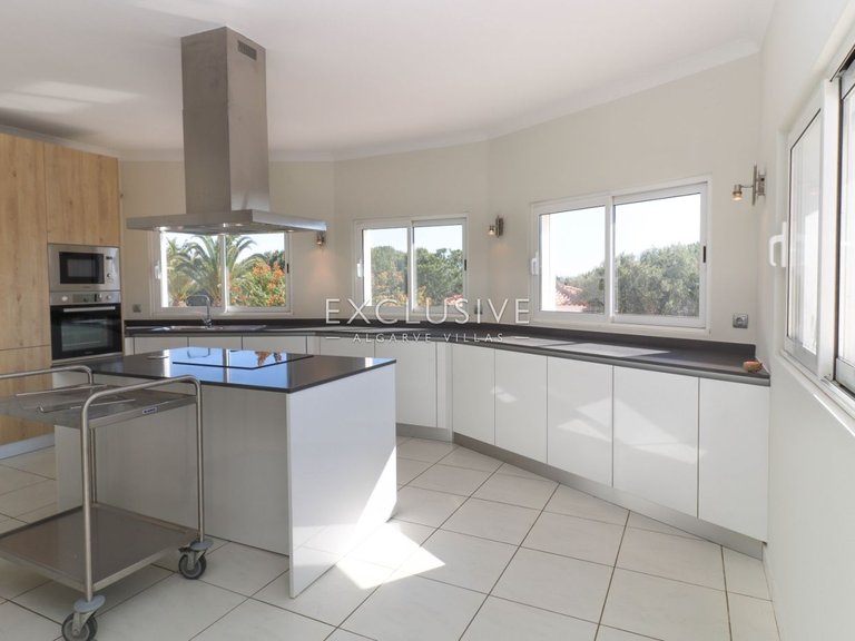 Villa for Sale in Meia Praia, Algarve 11