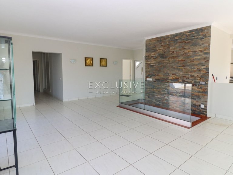 Villa for Sale in Meia Praia, Algarve 7