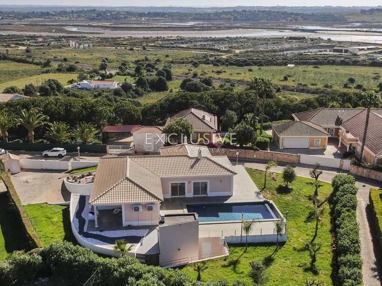 Villa for Sale in Meia Praia, Algarve 1