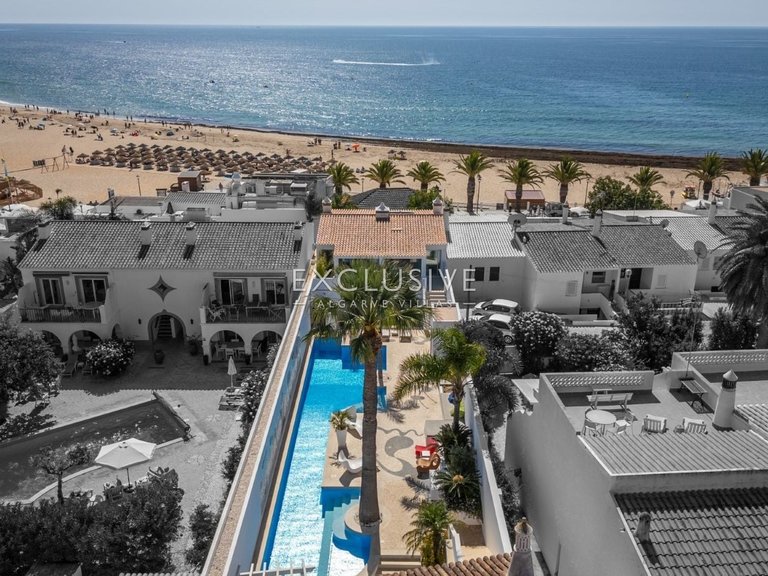 Villa for Sale in Praia Da Luz, Algarve 1