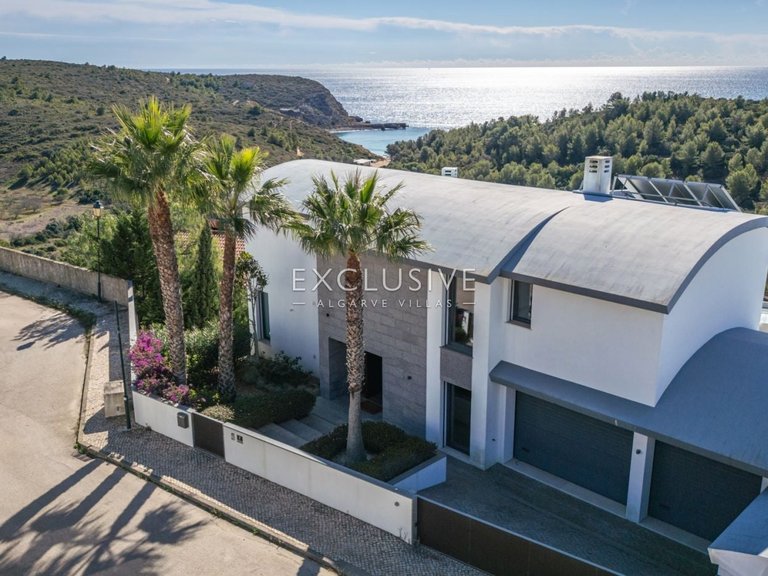 Villa for Sale in Praia Da Luz, Algarve 1