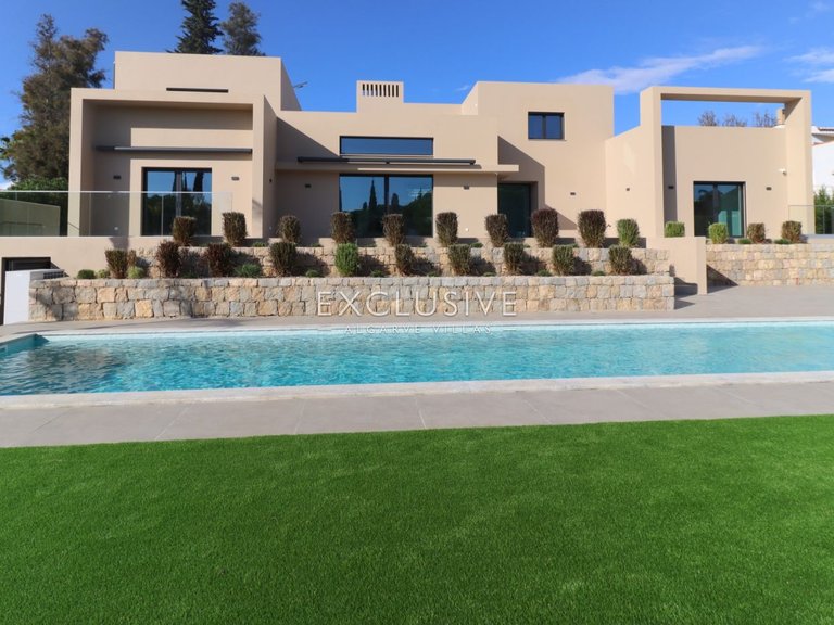 Villa for Sale in Carvoeiro, Algarve 4