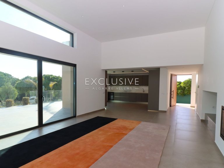 Villa for Sale in Carvoeiro, Algarve 3