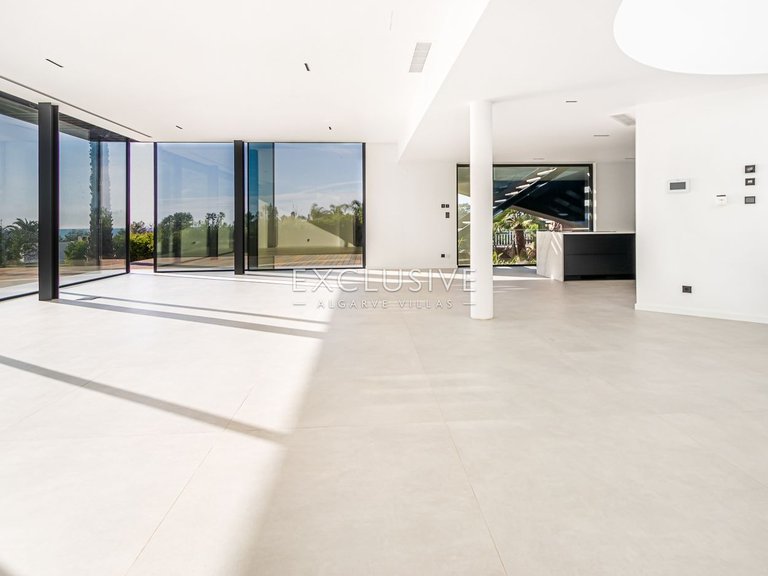 Villa for Sale in Carvoeiro, Algarve 15
