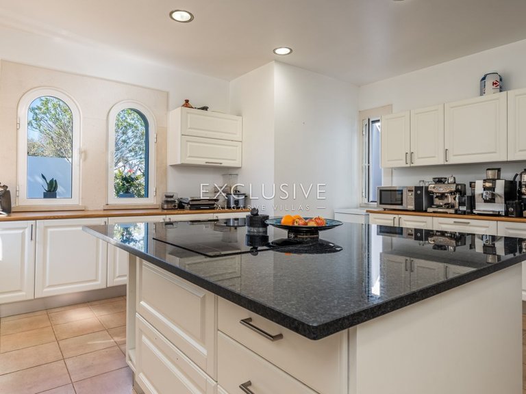 Villa for Sale in Carvoeiro, Algarve 9
