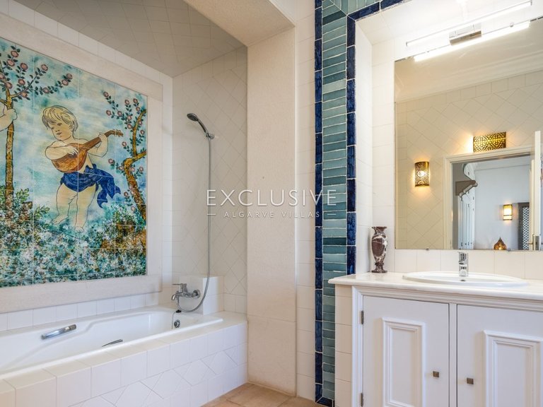 Villa for Sale in Carvoeiro, Algarve 14