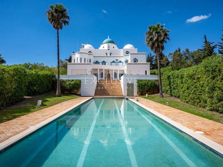 Villa for Sale in Carvoeiro, Algarve 1