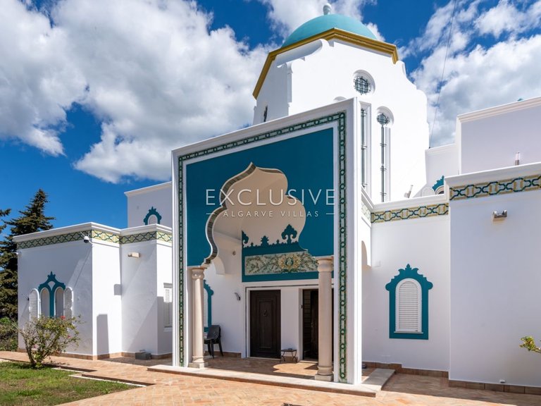 Villa for Sale in Carvoeiro, Algarve 3