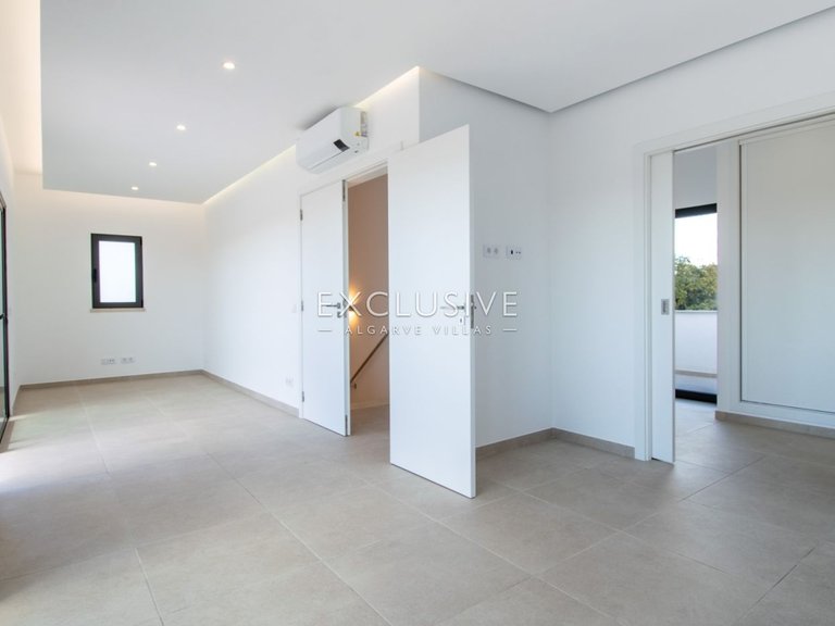 Villa for Sale in Carvoeiro, Algarve 12