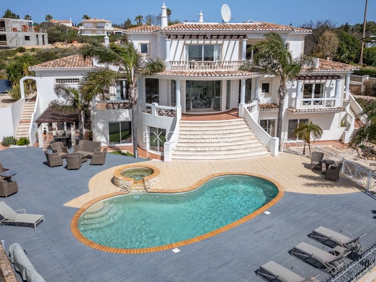 Villa for Sale in Carvoeiro, Algarve 4