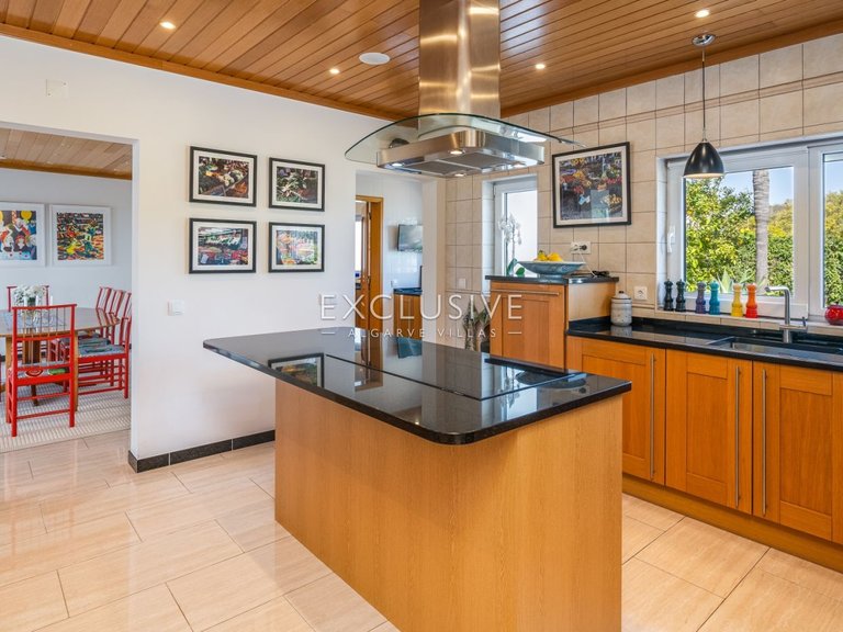 Villa for Sale in Carvoeiro, Algarve 12