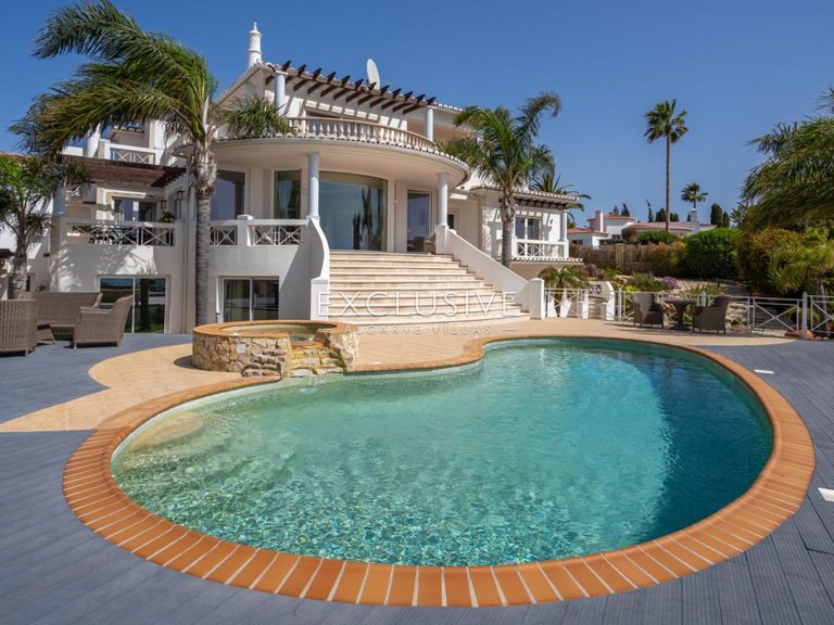 Villa for Sale in Carvoeiro, Algarve 3