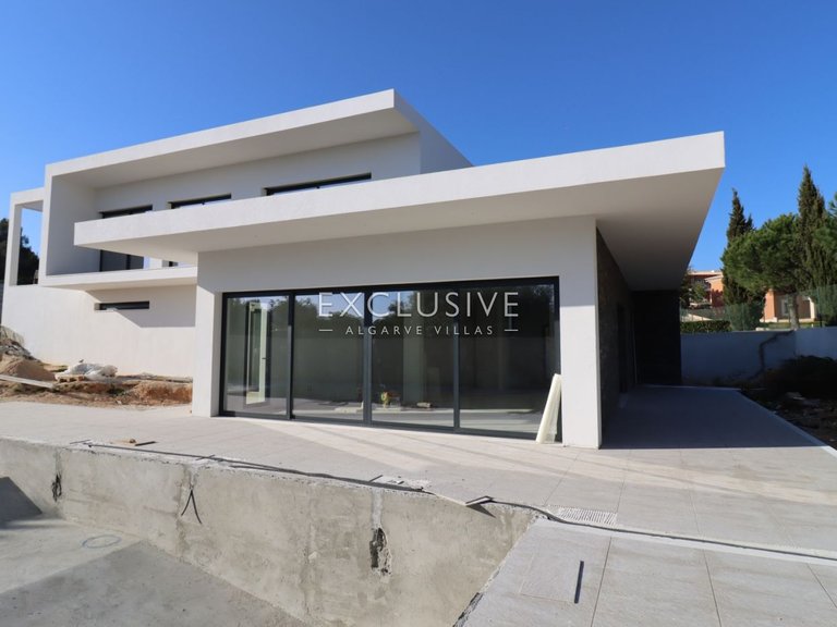 Villa for Sale in Carvoeiro, Algarve 11