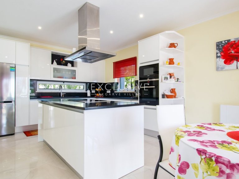 Villa for Sale in Carvoeiro, Algarve 11