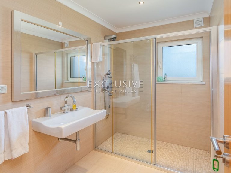 Villa for Sale in Praia Da Luz, Algarve 30