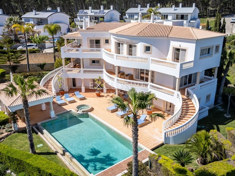 Villa for Sale in Praia Da Luz, Algarve 1