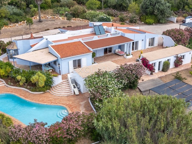 Villa for Sale in Praia Da Luz, Algarve 1