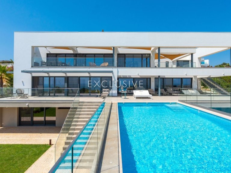 Villa for Sale in Praia Da Luz, Algarve 1