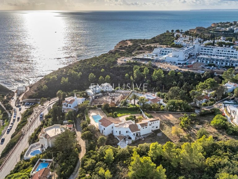 Villa for Sale in Carvoeiro, Algarve 1