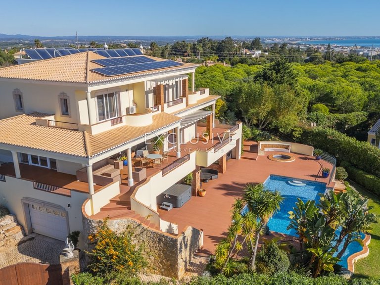 Villa for Sale in Praia Da Luz, Algarve 1