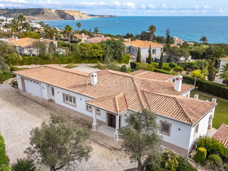 Villa for Sale in Praia Da Luz, Algarve 1