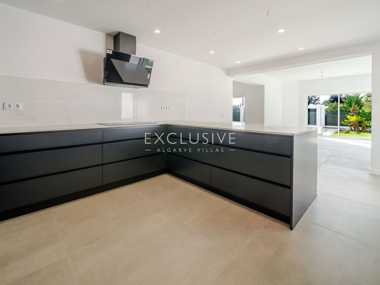 Villa for Sale in Vilamoura, Algarve 12