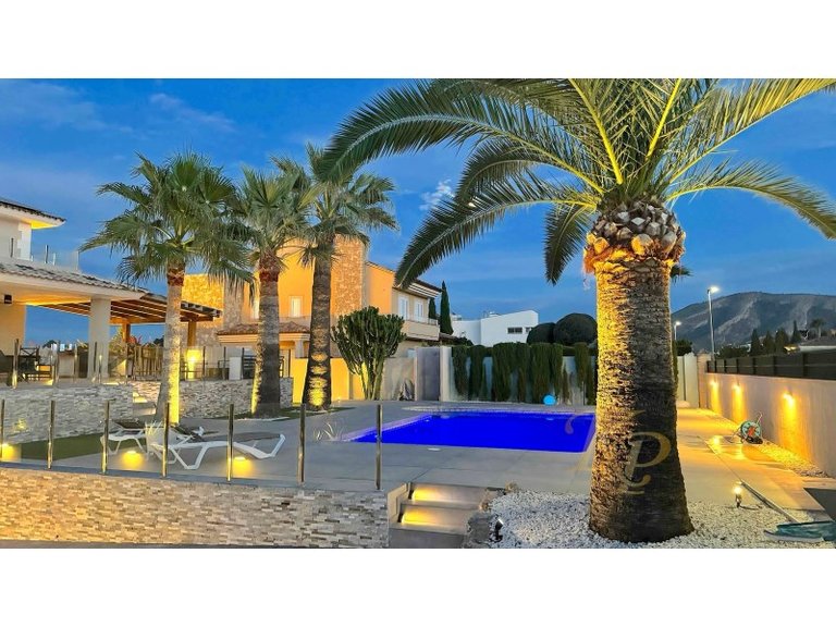 Villa for Sale in Costa Blanca Alfas Del Pi, Alicante 1