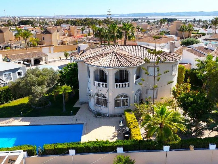 Villa for Sale in Costa Blanca Torrevieja, Alicante 1