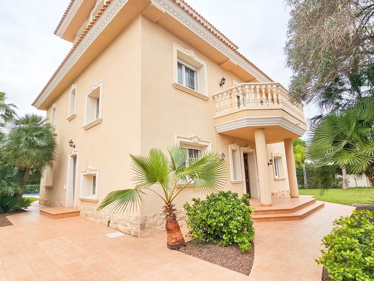 Villa for Sale in Costa Blanca Cabo Roig, Alicante 1