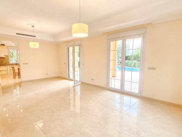 Villa for Sale in Costa Blanca Cabo Roig, Alicante 4