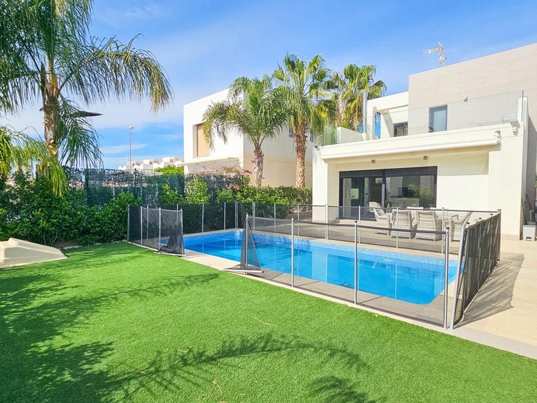 Villa for Sale in Inland Rojales, Alicante 1