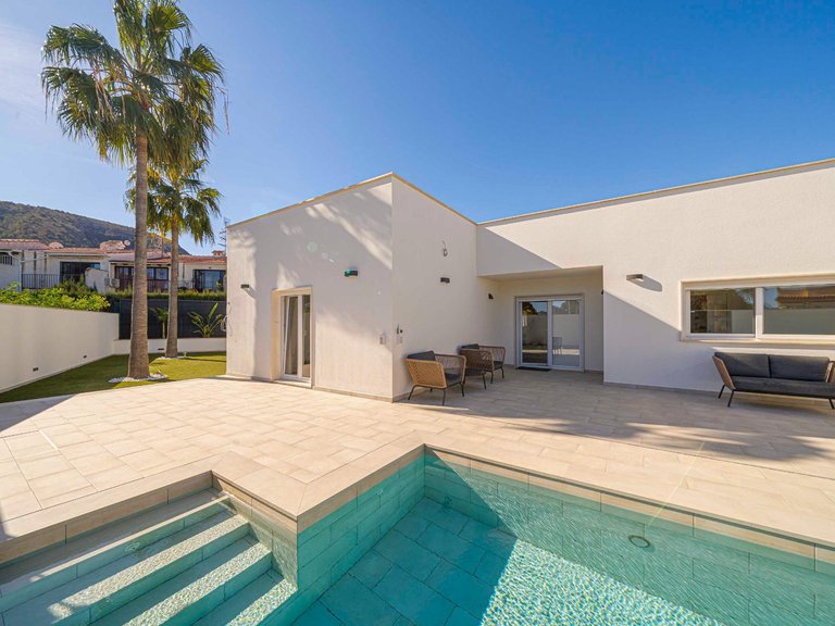 Villa for Sale in Albir Alfaz Del Pi, Alicante 1